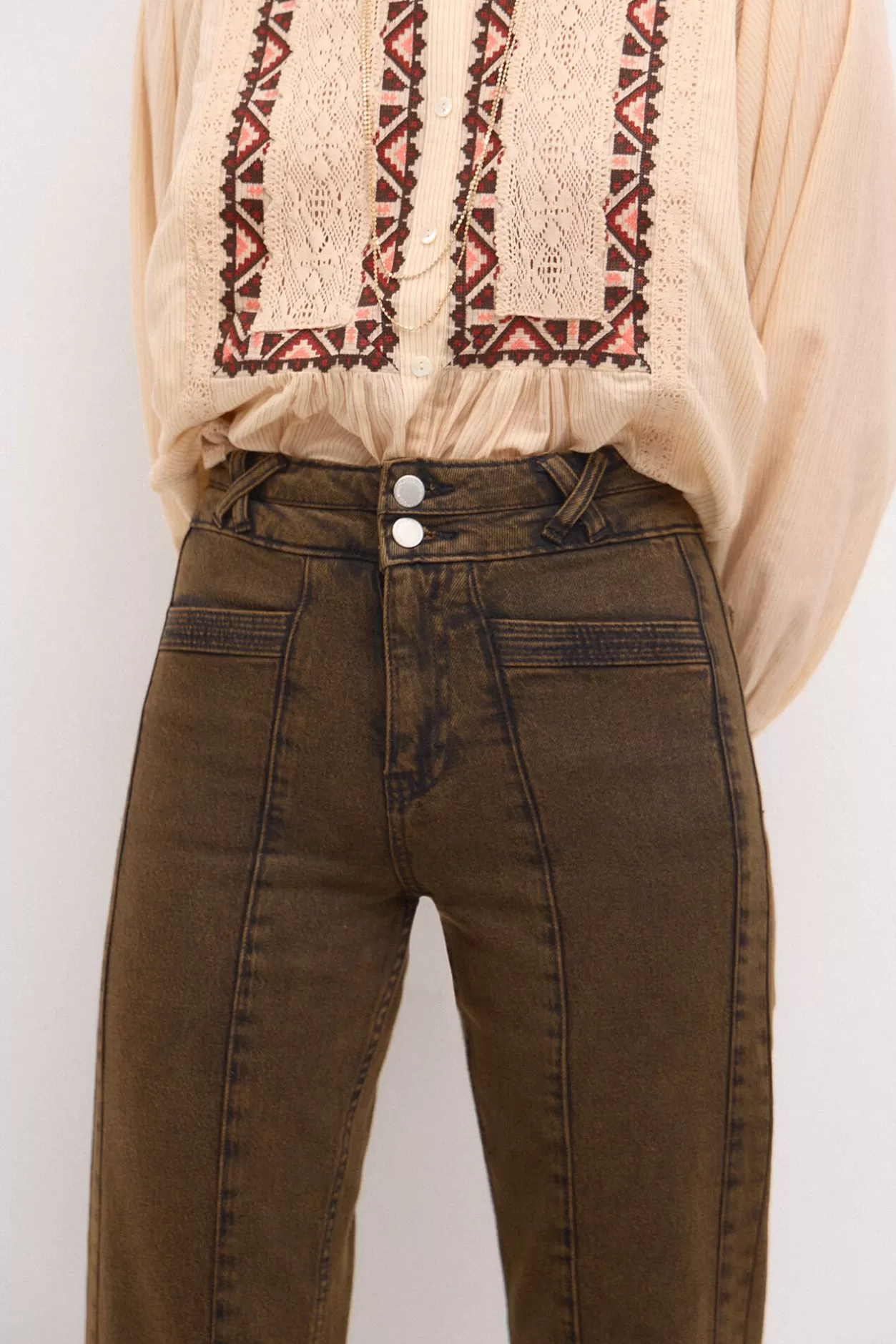 Mujer Hoss Intropia Odele. Jeans entallados con cortes